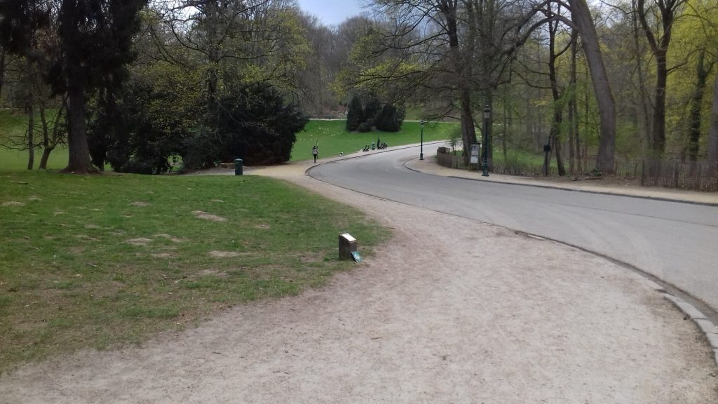 panneaux dans la zone de liberté pour chiens du parc de la Woluwe