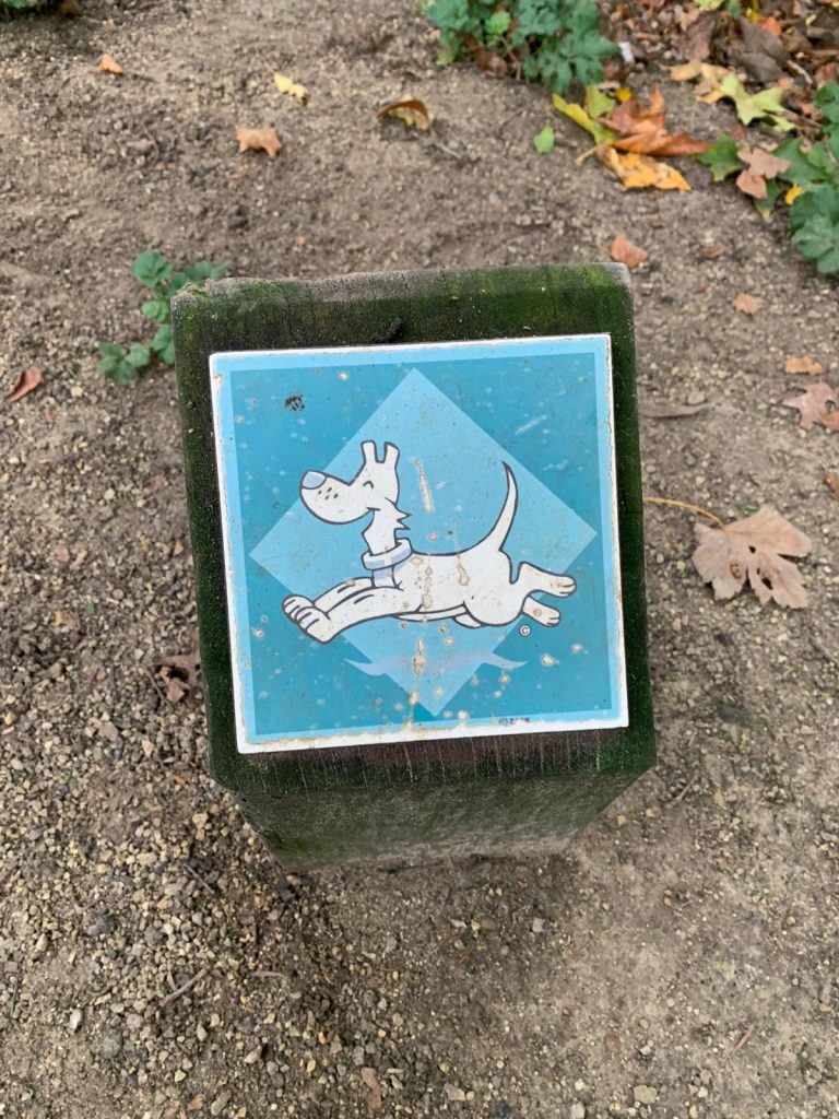 panneaux dans la zone de liberté pour chiens du parc de la Woluwe