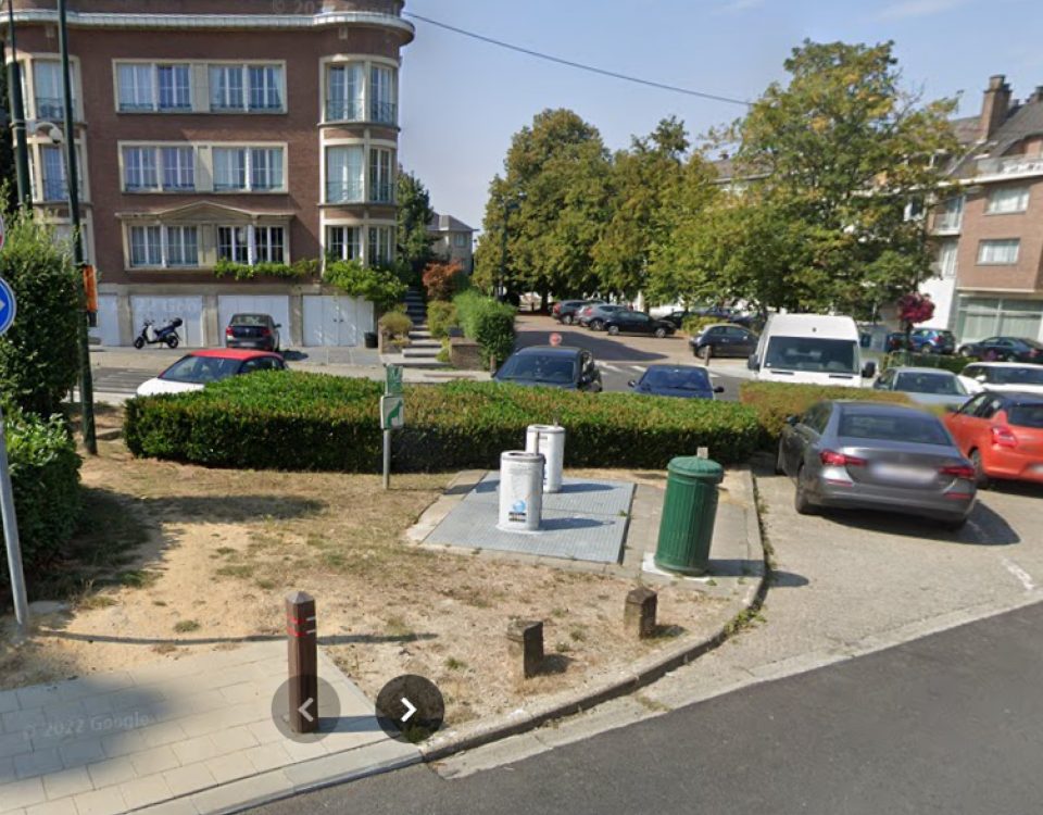 Bulles à verres enterrées au parvis des Franciscains à Woluwe-Saint-Pierre